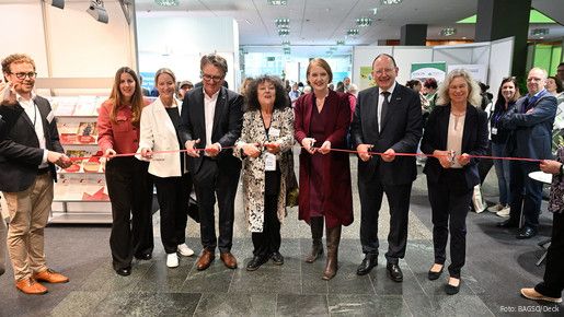 Zu sehen ist die Eröffnung der Messe mit dem baden-württembergischen Sozialminister Manne Lucha, der BAGSO-Vorsitzenden Dr. Regina Görner, Bundesseniorenministerin Lisa Paus und dem Mannheimer Oberbürgermeister Christian Specht. 