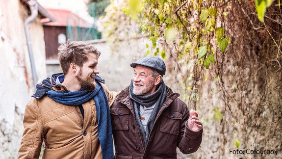 Foto zum Thema "Trendstudie Jugend in Deutschland": Zu sehen ist ein Senior, der mit einem jüngeren Mann spazieren geht.