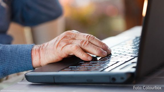 Das Foto zeigt die Hand eines Seniors an der Computertastatur.