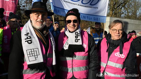 Das Foto zeigt Mitglieder der dbb Senioren auf der Demo vor der ersten Verhandlungsrunde am 24.1.2025 in Potsdam.