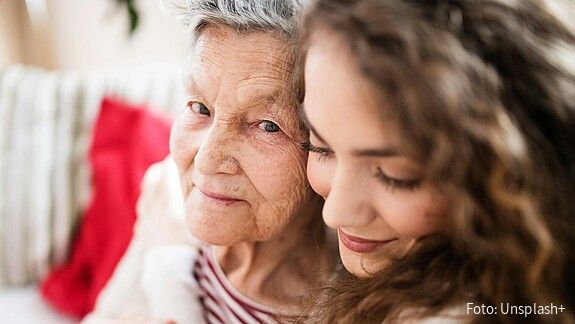 Das Foto zeigt eine Seniorin und eine jüngere Frau.